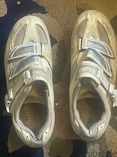 spinning sports shoes white v good condition