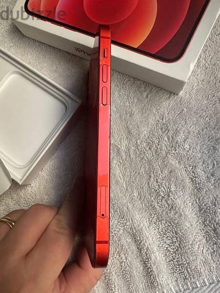 iPhone 12 كسر الزيرو حالة ١٠٠٪؜   بالعلبة و كامل الملحقات لون احمر مو 1