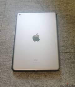 Apple iPad 5th g Silver 32G Like new + Smart case + Charger
