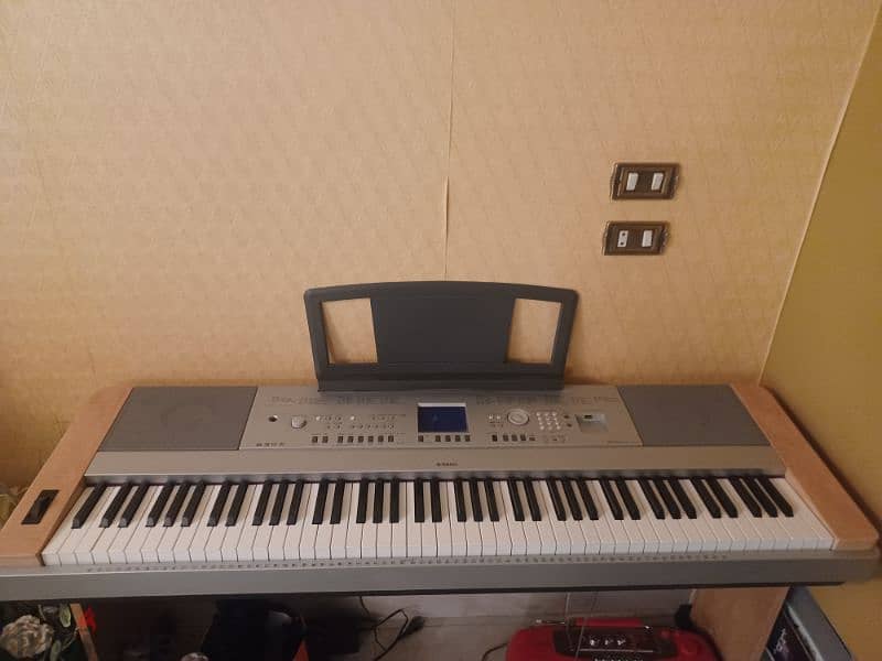 Piano Yamaha portable grand Dgx 640 8