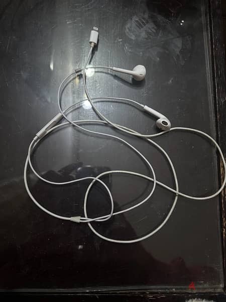 Apple EarPods lightning cable 1