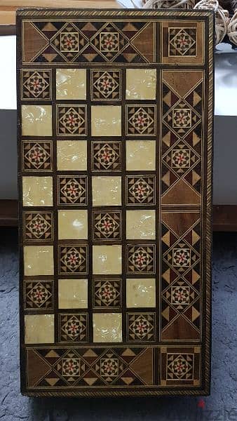 طاوله + الاواشيط والزهر بحاله ممتازه