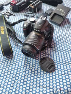كاميرا نيكون D3200  بالعدسة الأصلية وفلاش وتريحر وميمورى وريموت وشنطة
