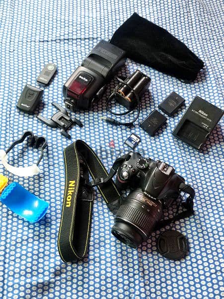 كاميرا نيكون D3200  بالعدسة الأصلية وفلاش وتريحر وميمورى وريموت وشنطة 1