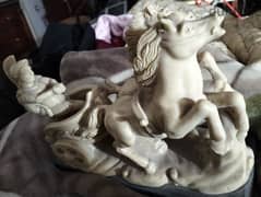 تمثال تحفه من ايطاليا لمحاربة يقود الخيل