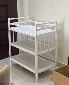 changing table with 3 baskets 0