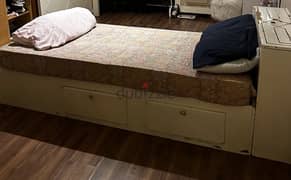 سرير مستعمل للبيع بدون مرتبة + قطعة تخزين تبع السرير 0