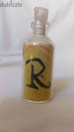 زجاجة رملية حرف "R" 0