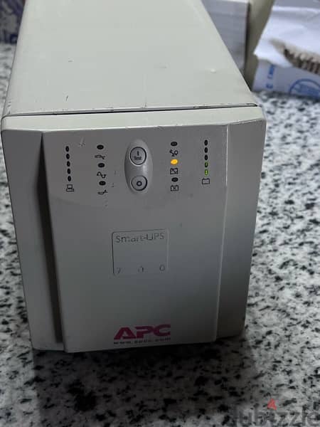 UPS APC 700VA أمريكي 3