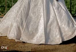 فستان زفاف مطرز ليزر للبيع