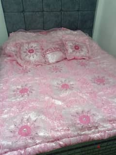 مفرشين سرير كبير ينفع زينه وغطاء شكله جميل والوانات هادي 0