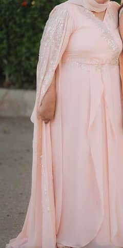 فستان سواريه سيمون للبيع بالطرحة - استعمال مرة واحدة فقط - حالة ممتازة
