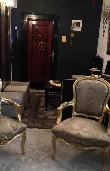 شقة للبيع من المالك مباشرة بجوار محطة مترو وقطار الجيزة