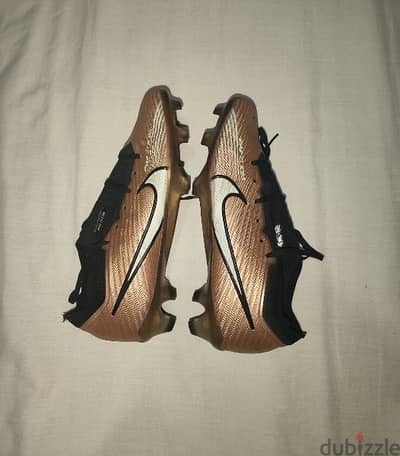 حذاء رياضي nike air zoom  لون ذهبي