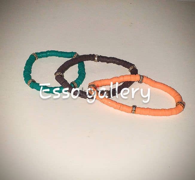 Bracelets  أساور جامايكا بفواصل دهبي أخضر، برتقالي وبني. 1