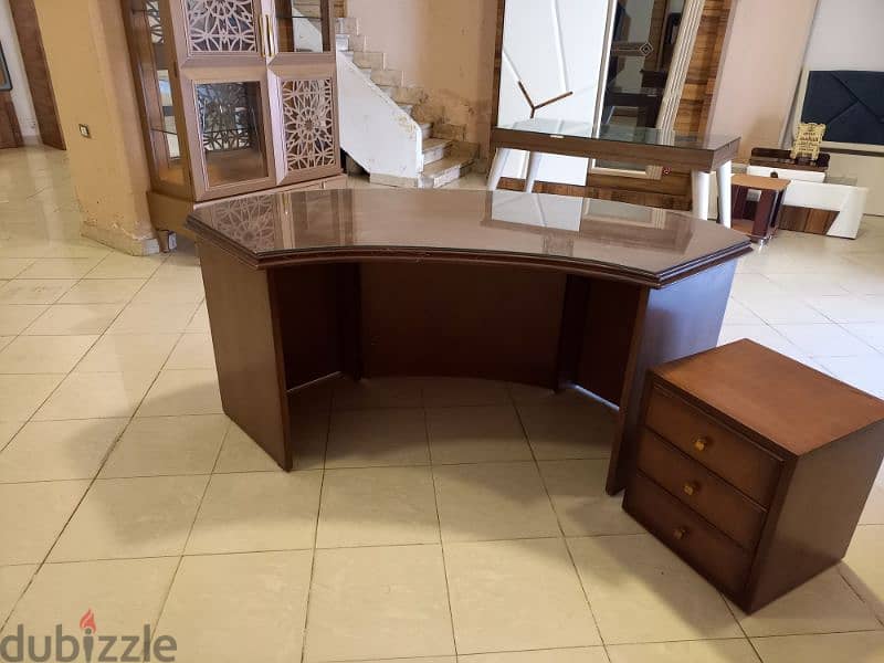 مكتب خشبي بالزجاج و وحده ادراج عالي الجوده عنوان كورنيش النيل دمياط 2