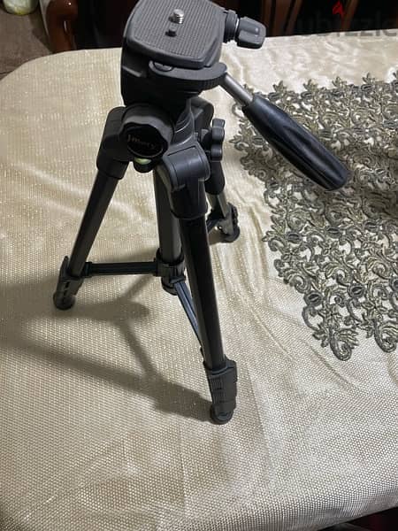jmary tripod with green screen 1