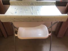diaper table and bath 0