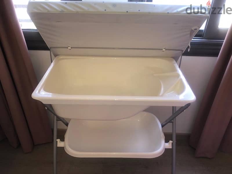 diaper table and bath 2