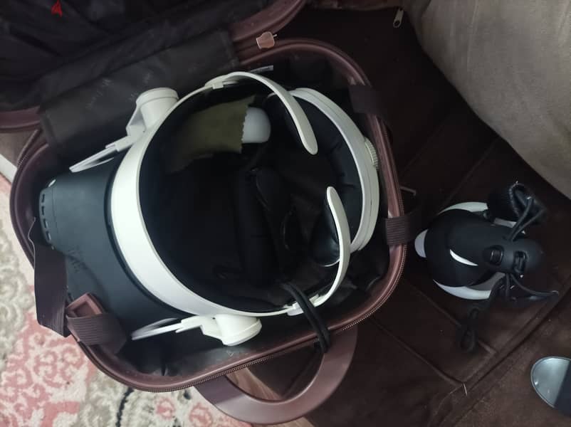 oculus quest 2 with 265gb, hard case kiwi strap and games 0