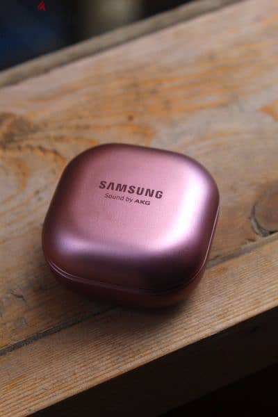 Samsung Galaxy buds live بالعلبة 1