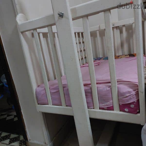 سرير اطفال خشب زان حمول بالمرتبه اربع اجناب وممكن فك جنب لحد سن ٦ سنين 2