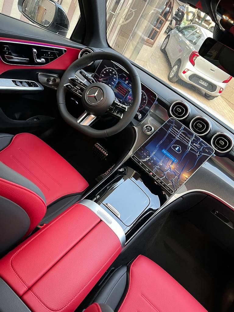 مرسيدس GLC300 SUV ابيض فرش احمر بدل وتسهيلات AMG 12