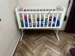 سرير اطفال عمولة خشب زان قابل للاهتزاز + مرتبة خاصة