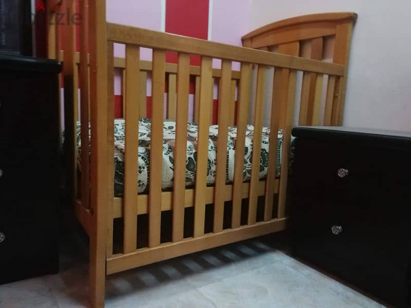 سرير اطفال عمولة خشب زان بالمرتبه استعمال خفيف جدا 2