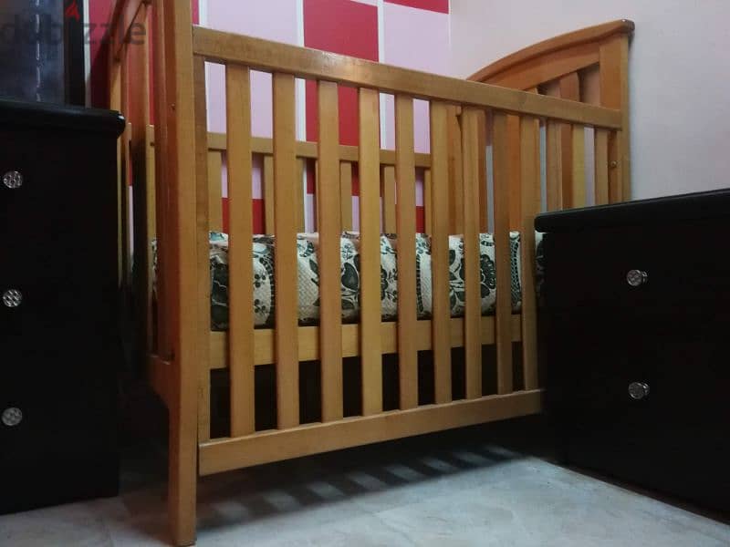 سرير اطفال عمولة خشب زان بالمرتبه استعمال خفيف جدا 4