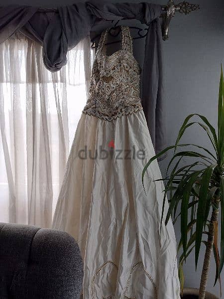 فستان زفاف رائع تطريز يدوى و تاج للشعر 4