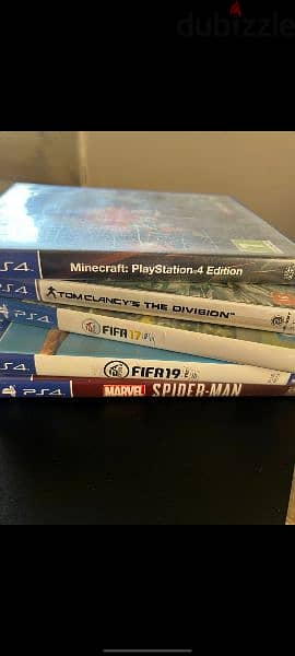 Playstation 4 Used + 4 Games 1