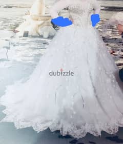 فستان زفاف أبيض مطرز