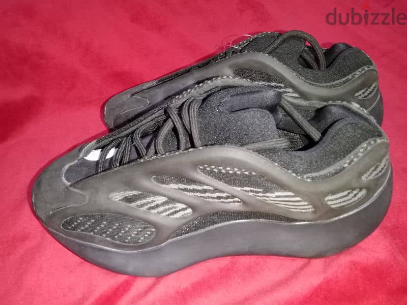adidas Yeezy 700 V3 Clay Brown size 37 2
