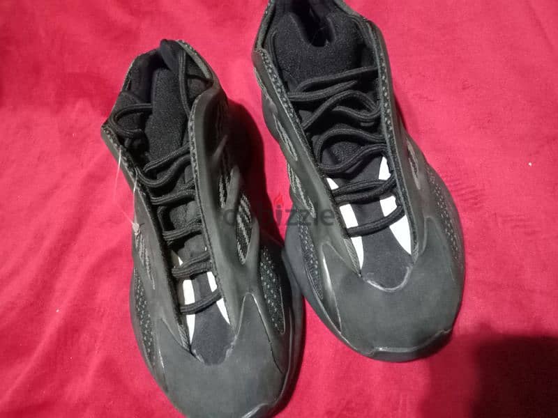 adidas Yeezy 700 V3 Clay Brown size 37 4