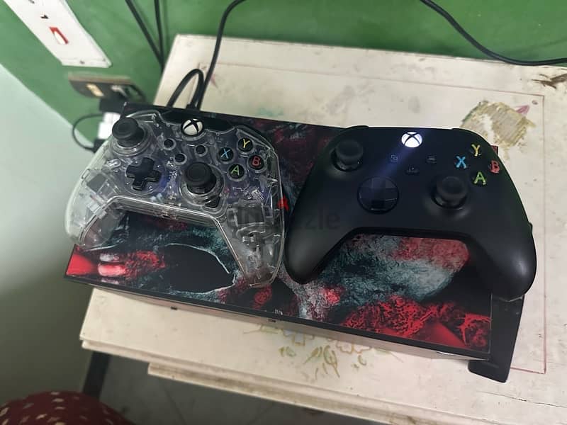 Xbox series x 1tb with 2 controllers 2