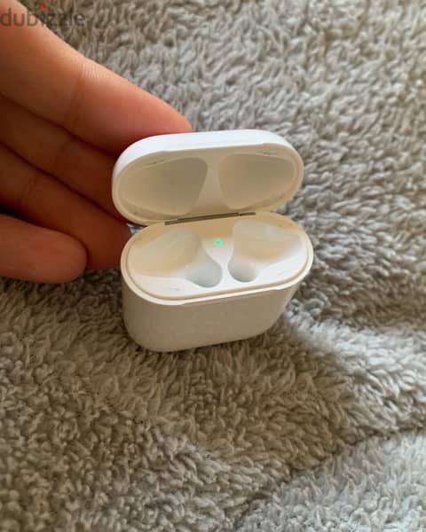 Apple airpods 1 charging case with left side airpod ( Original ) 2