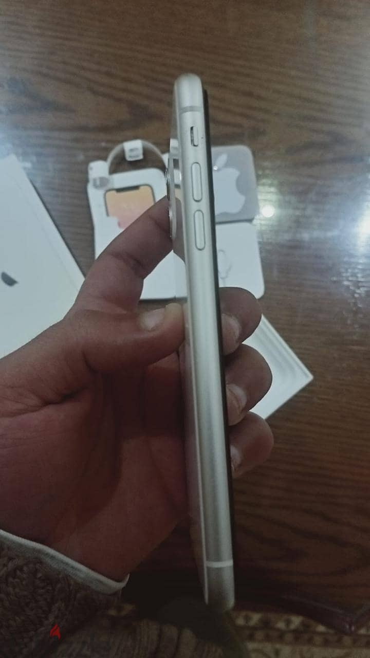 iphone 11 128 g white with box and charger تقسيط 2