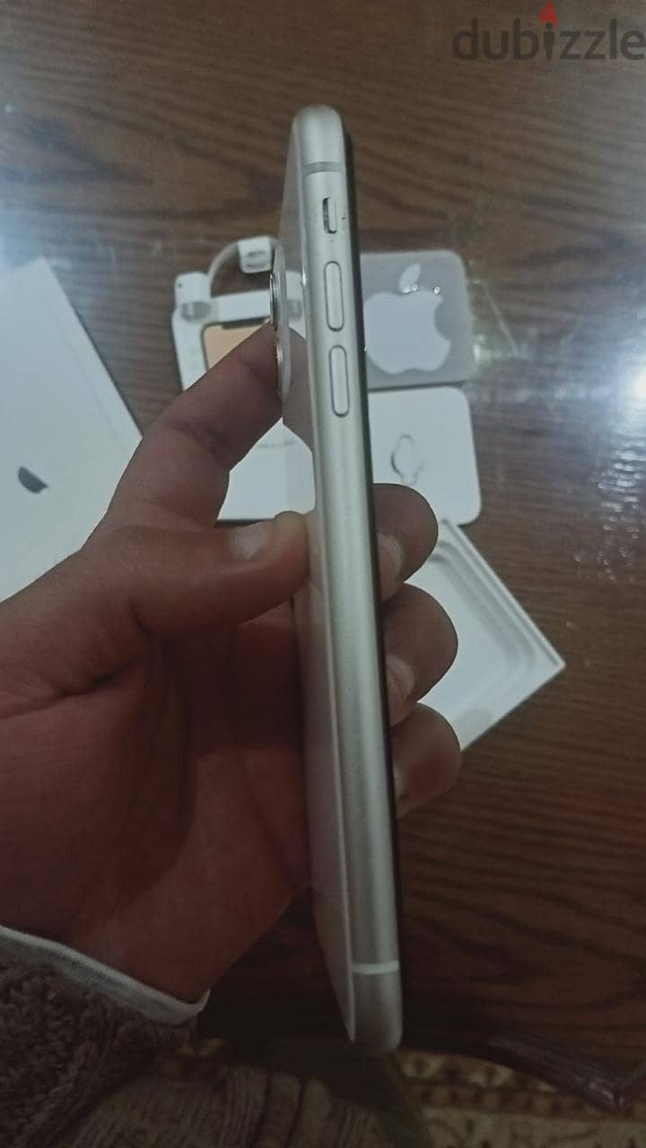 iphone 11 128 g white with box and charger تقسيط 3