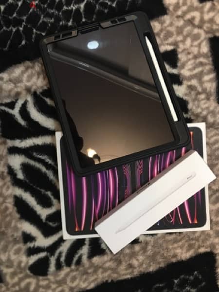 • iPad Pro 2023 (4th Generation) 11-inch 128GB WiFi Silver + pencil 6