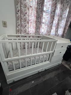 سرير اطفال مع وحدة تغير و ٤ درج كبير