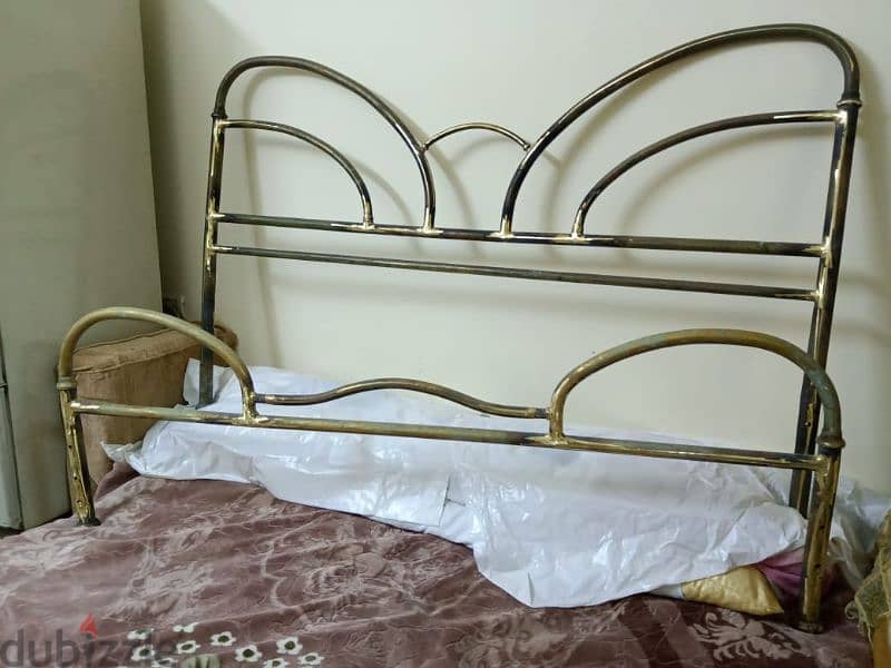 سرير نحاس اصلي تحفة قديم جدا ولكن تصميمه حديث جدا 2
