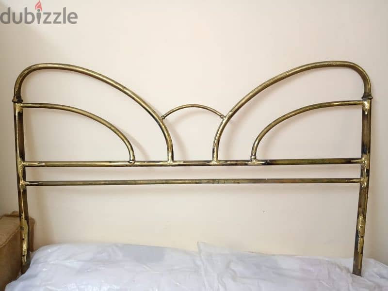 سرير نحاس اصلي تحفة قديم جدا ولكن تصميمه حديث جدا 3
