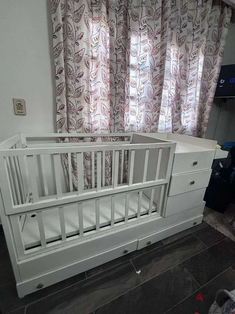 Baby Bed & Changing table with storage drawers and shelves 2