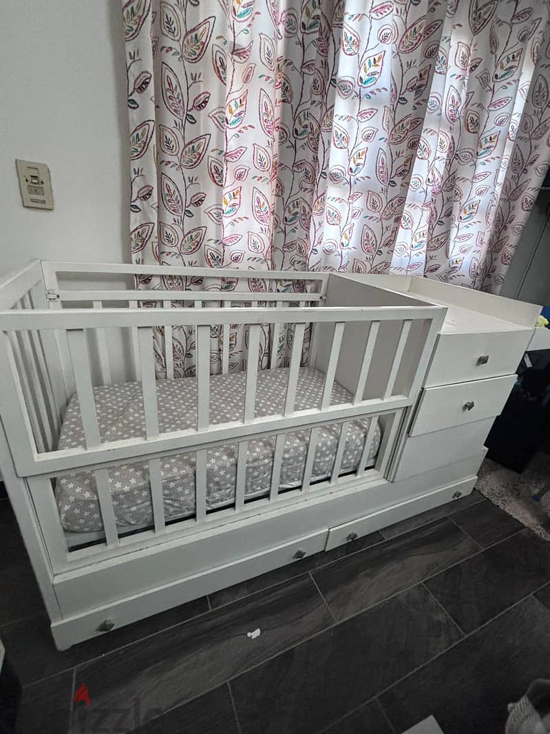 Baby Bed & Changing table with storage drawers and shelves 3