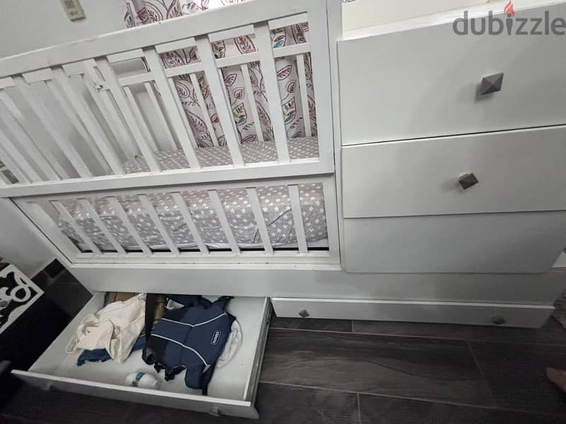Baby Bed & Changing table with storage drawers and shelves 4