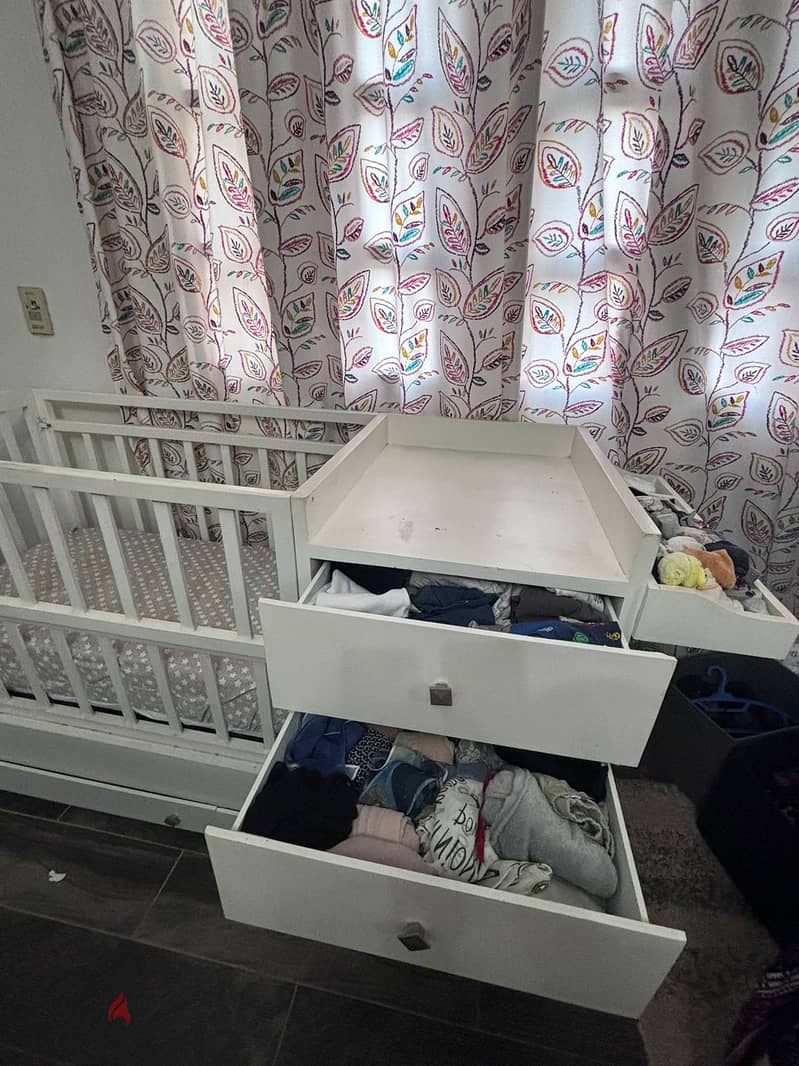 Baby Bed & Changing table with storage drawers and shelves 5