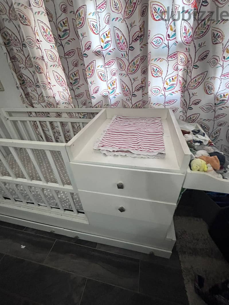 Baby Bed & Changing table with storage drawers and shelves 7