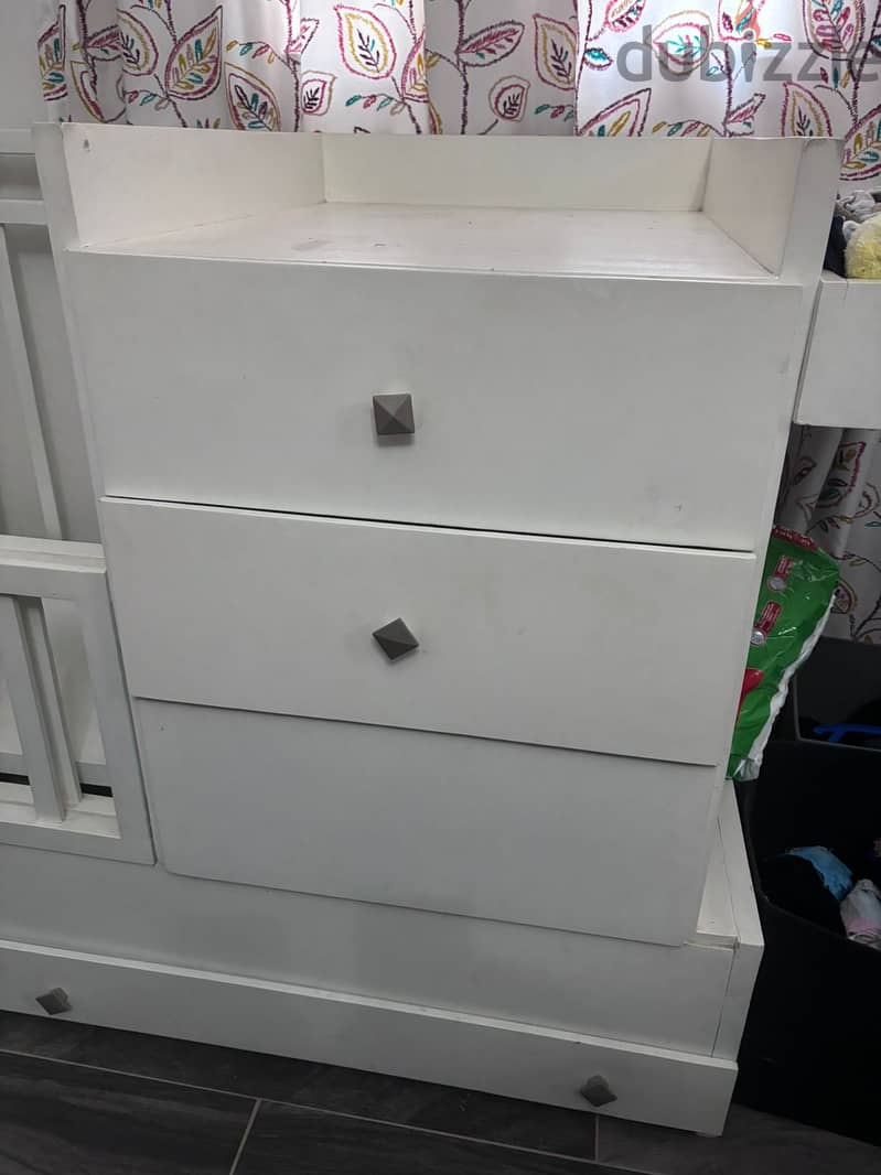 Baby Bed & Changing table with storage drawers and shelves 8