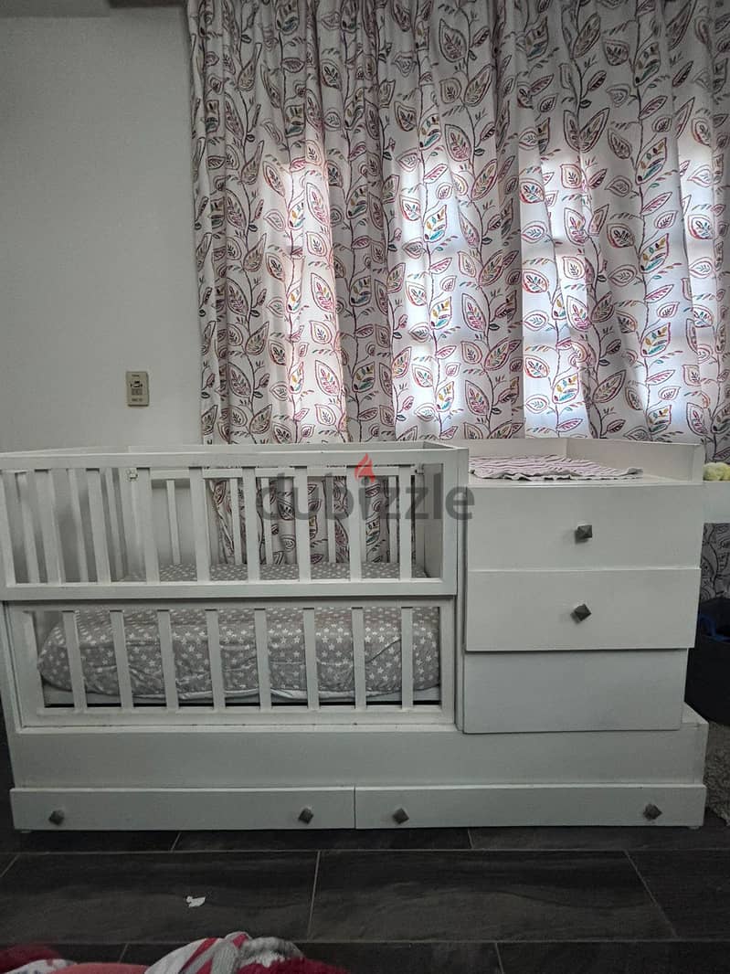 Baby Bed & Changing table with storage drawers and shelves 9